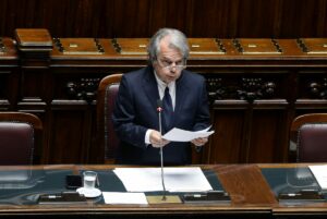 MILANO (ITALPRESS) – “Ci ricordava Charles Baudelaire che ‘il mondo cammina solo attraverso il...