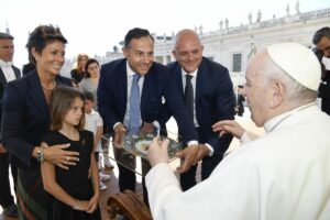 ROMA (ITALPRESS) – Gianmario Bertollo, fondatore di Legge3.it, è stato ricevuto in Vaticano da Papa...
