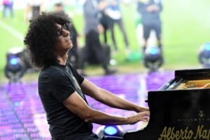 ROMA (ITALPRESS) – Giovanni Allevi dovrà stare lontano del palco a causa di una grave malattia. A...