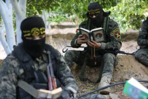 TRENTO (ITALPRESS) – Due giovani terroristi formati dalla propaganda jihaidista sul web. I...