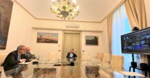 Nell'isola di Vulcano i valori di emissioni nocive, secondo gli esperti di Arpa e Ingv, continuano a...