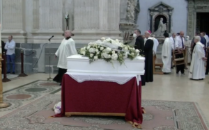 Si stanno svolgendo nella Cattedrale di Catania i funerali della piccola Elena Del Pozzo, la bimba...