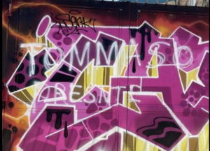 Alcune scritte hanno imbrattato il maxi-murales realizzato nei giorni scorsi lungo il perimetro...