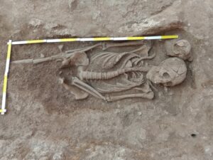 “Il rinvenimento di una sepoltura, probabilmente databile al III secolo a.C., rinvenuta nell’area ai...