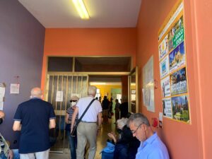 A oltre tre ore dall'apertura dei seggi in molte sezioni è ancora impossibile accedere e sono...