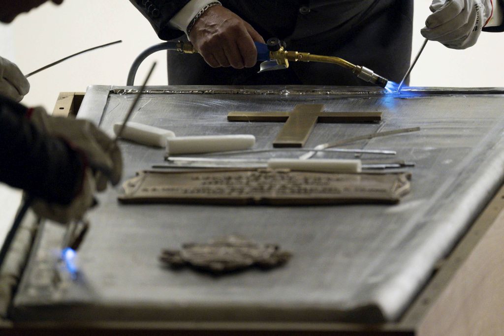 Aperte le Grotte Vaticane per omaggio a tomba Ratzinger