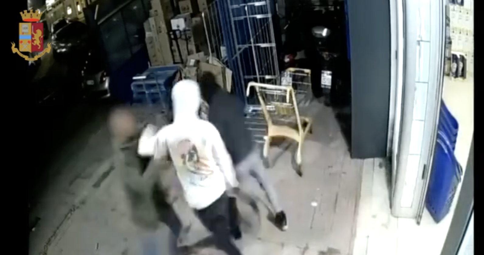 Rapinano un negozio e trovano la polizia ad aspettarli fuori
