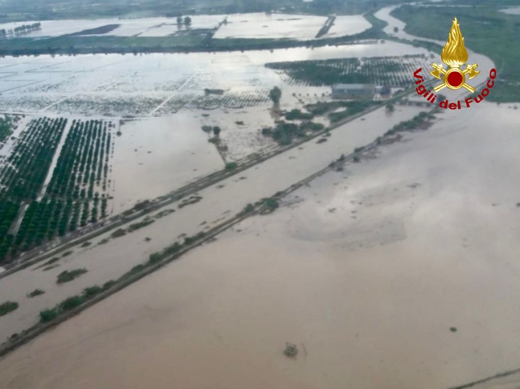 Vento e mareggiate sulla Sicilia orientale, allagamenti e auto bloccate dalla neve