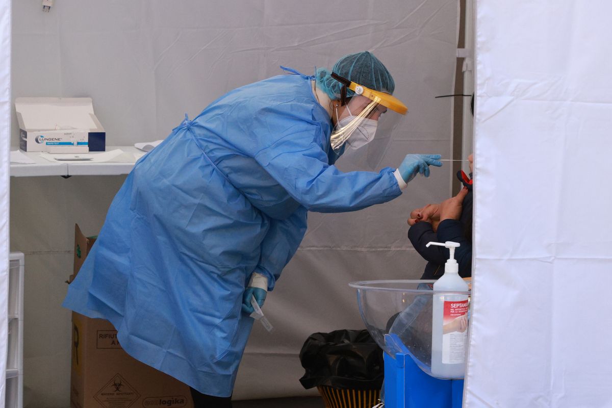 Covid, incidenza ancora in calo ma sale l’Rt