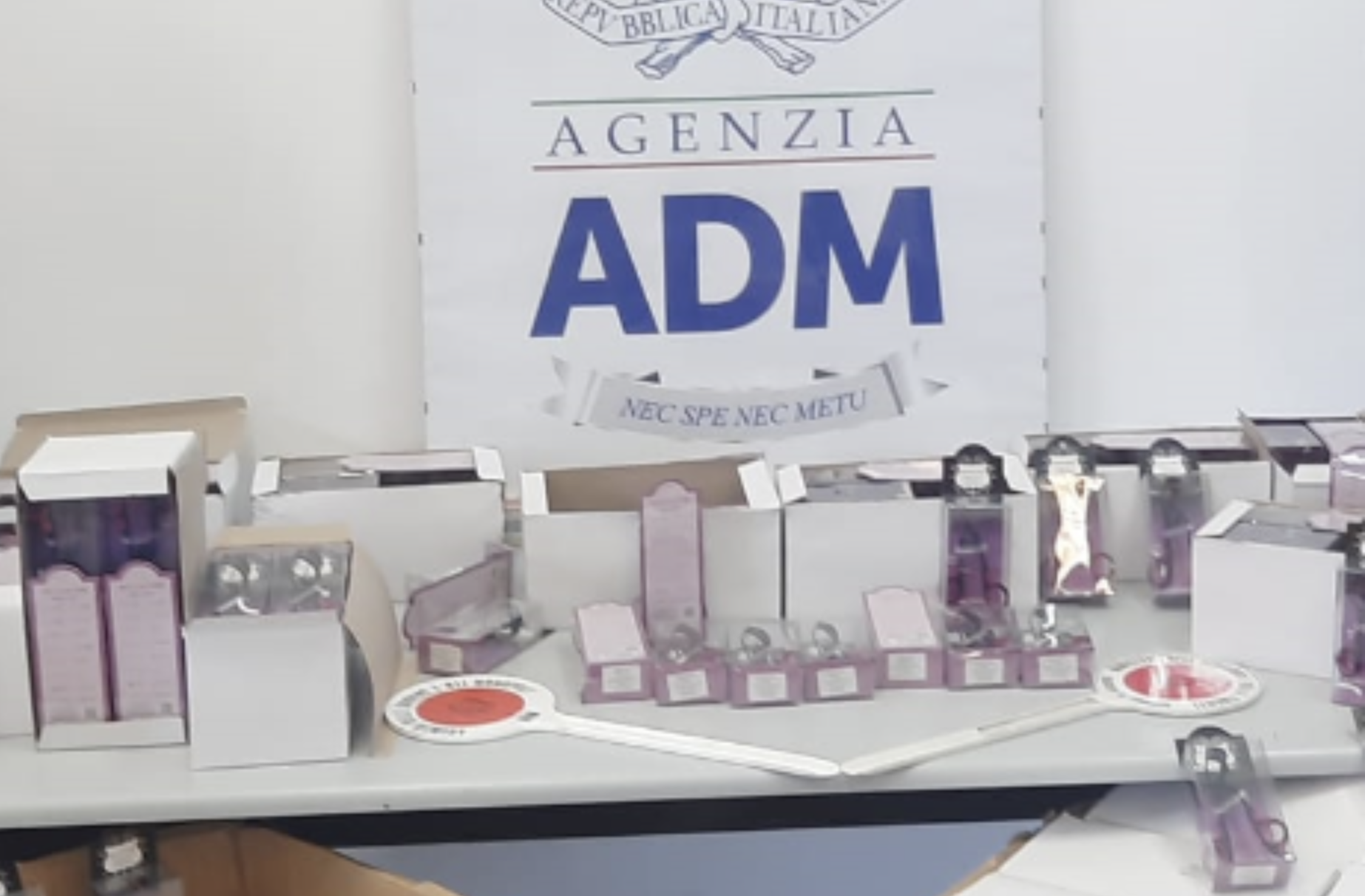 Sequestrate 900 confezioni di piegaciglia contraffatte