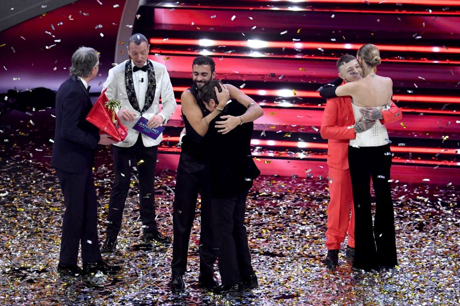 Marco Mengoni vince il festival di Sanremo e dedica la vittoria alle donne