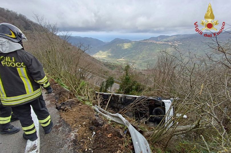 Pullman fuori strada nel Messinese, alcuni passeggeri feriti