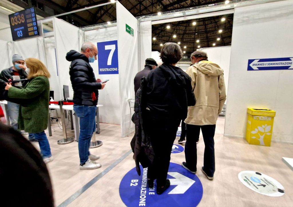 Covid, incidenza in calo. Una sola regione a rischio