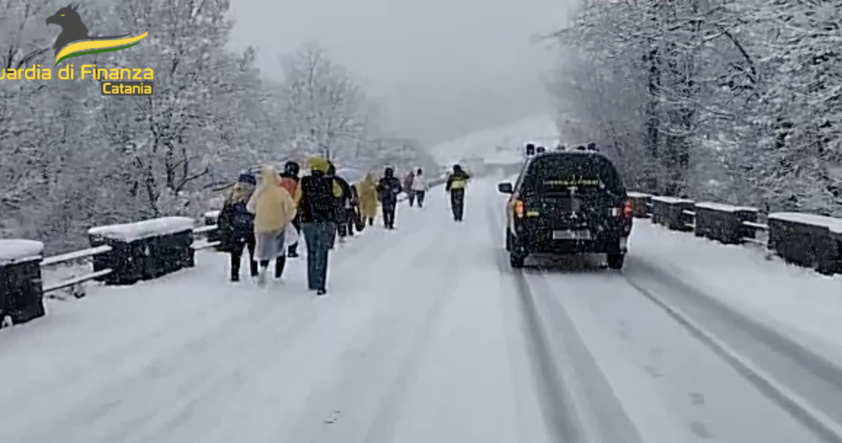 Bus bloccato nella neve sull’Etna, passeggeri  soccorsi e messi in salvo