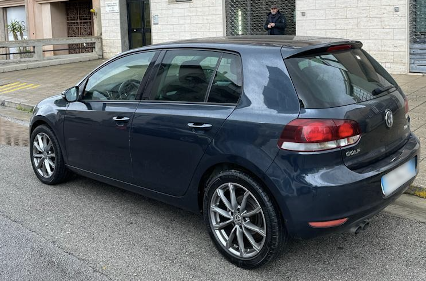 Rubano in casa di un pensionato e acquistano due auto: presi