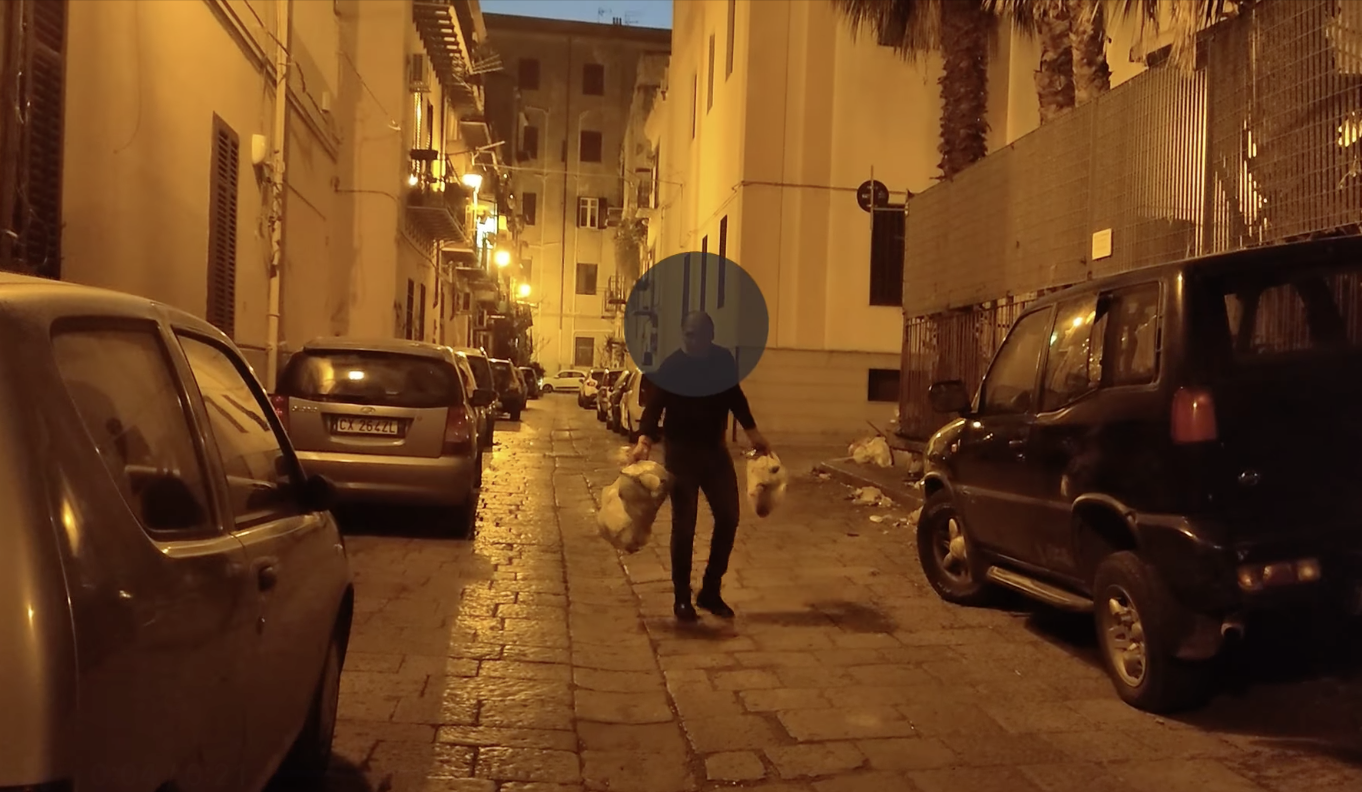 Getta la spazzatura per strada e minaccia una consigliera comunale che lo riprende