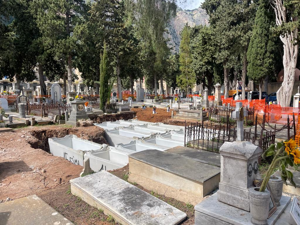Cimitero dei Rotoli, operazioni di sepoltura. Lagalla: “Fino all’ultima bara in deposito”