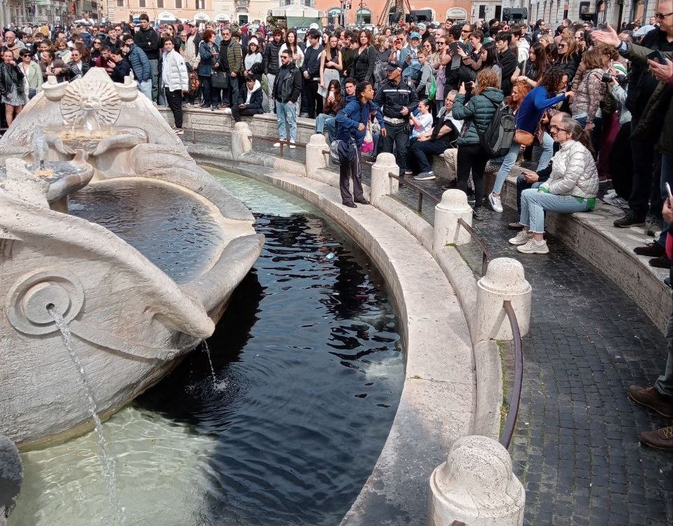 Ultima Generazione imbratta la Barcaccia del Bernini a Roma