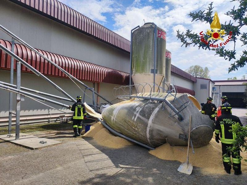 Crolla silos su auto nel forlivese, morti i tre occupanti