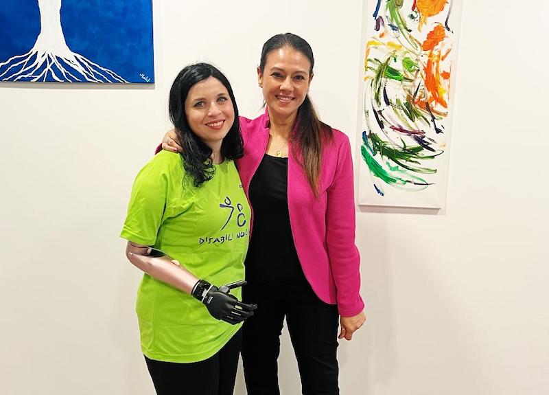 Giusy Versace consegna mano bionica a studentessa palermitana