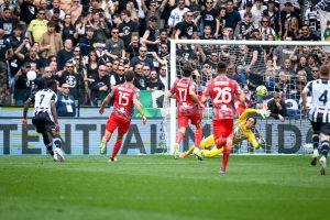 UDINE (ITALPRESS) – Con un rotondo 3-0 l’Udinese batte la Cremonese alla ‘Dacia Arenà. Gara a senso...