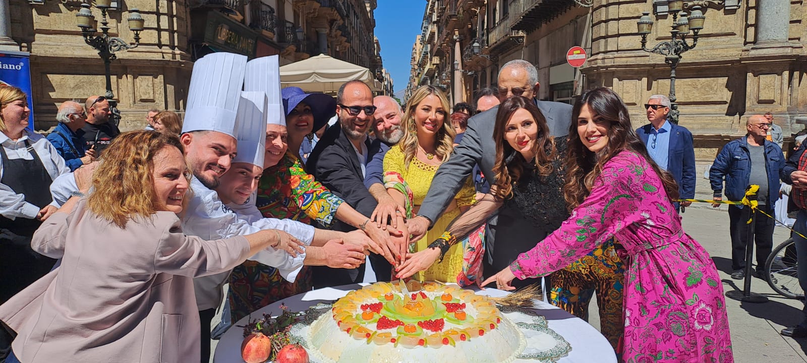 Tre anni di IoComproSiciliano, preparata una mega cassata ai Quattro Canti