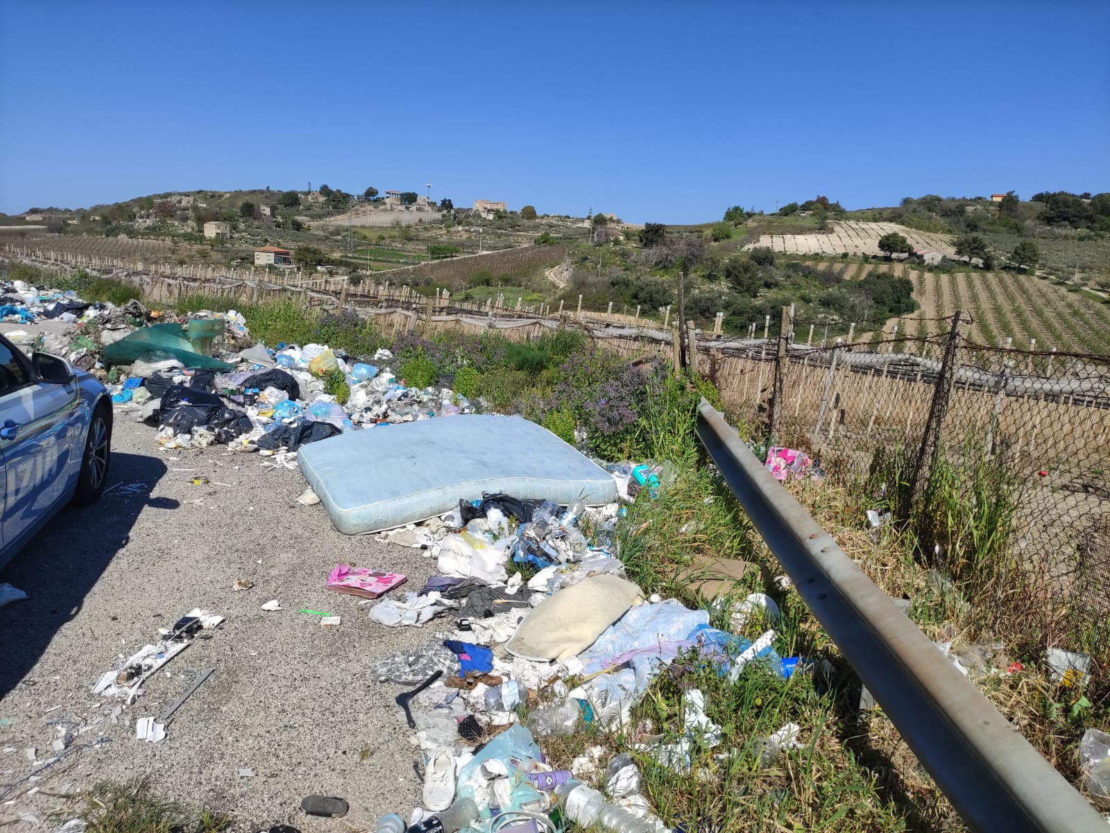 Sorpresi dalla Polizia di Stato mentre gettano rifiuti in strada