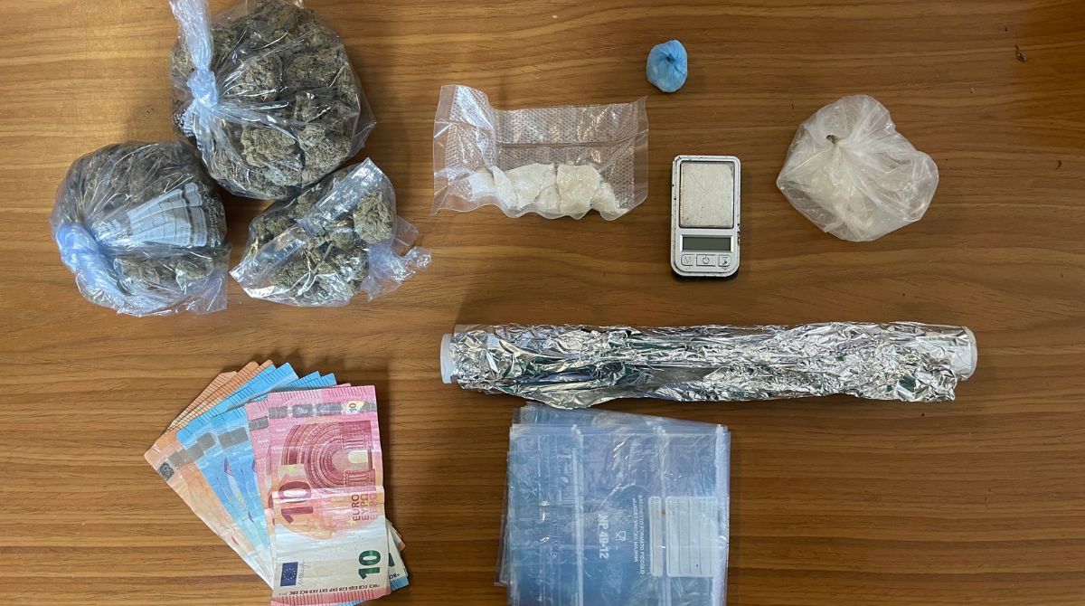 Confezionava droga in casa, sequestrati  stupefacente e contanti
