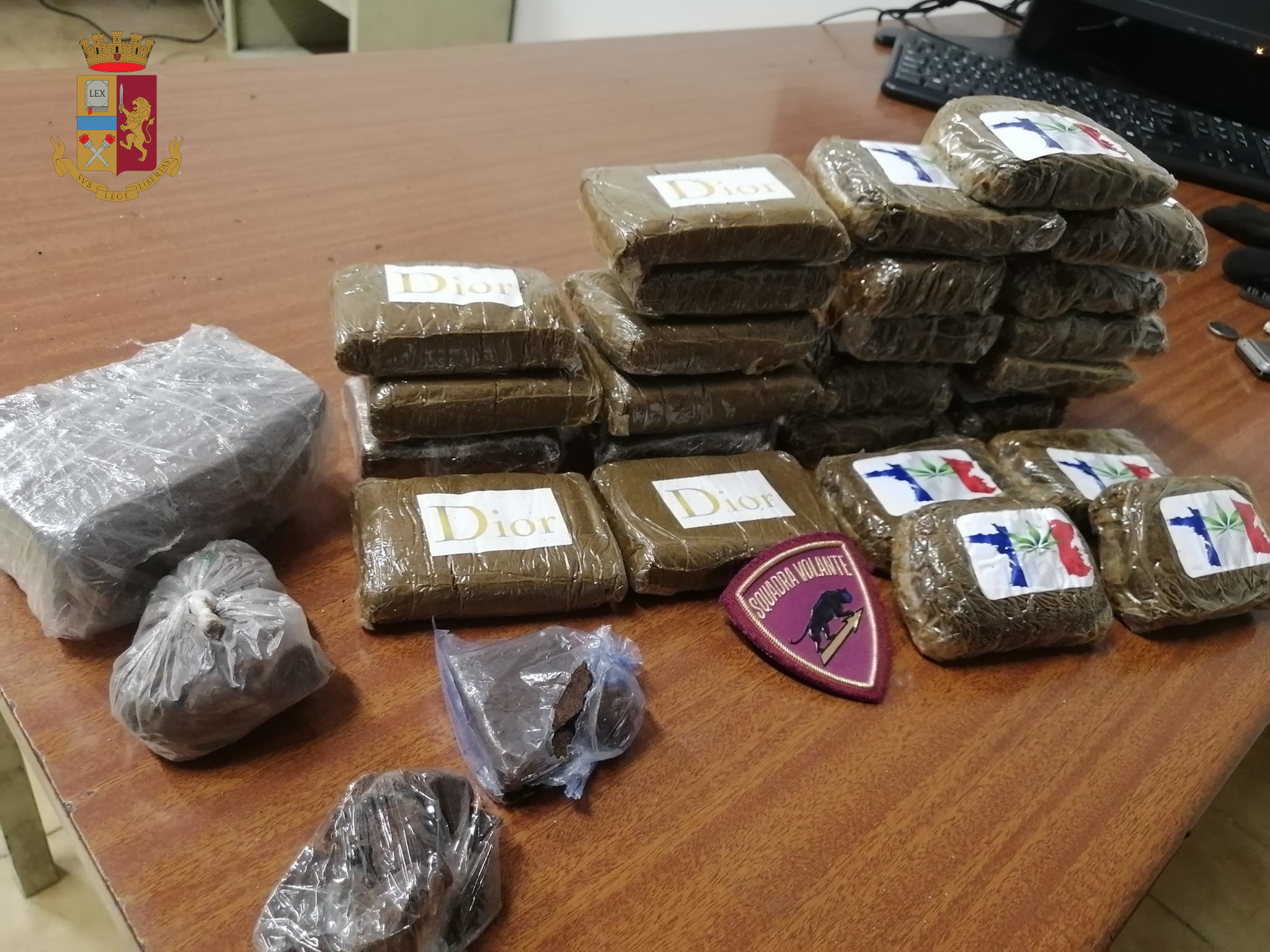 Sequestrati oltre due chili di hashish in uno scantinato a Catania