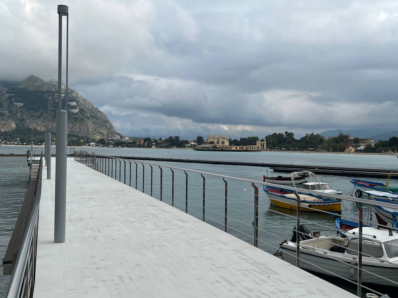 Palermo, inaugurato pontile di Mondello e accesa la nuova illuminazione