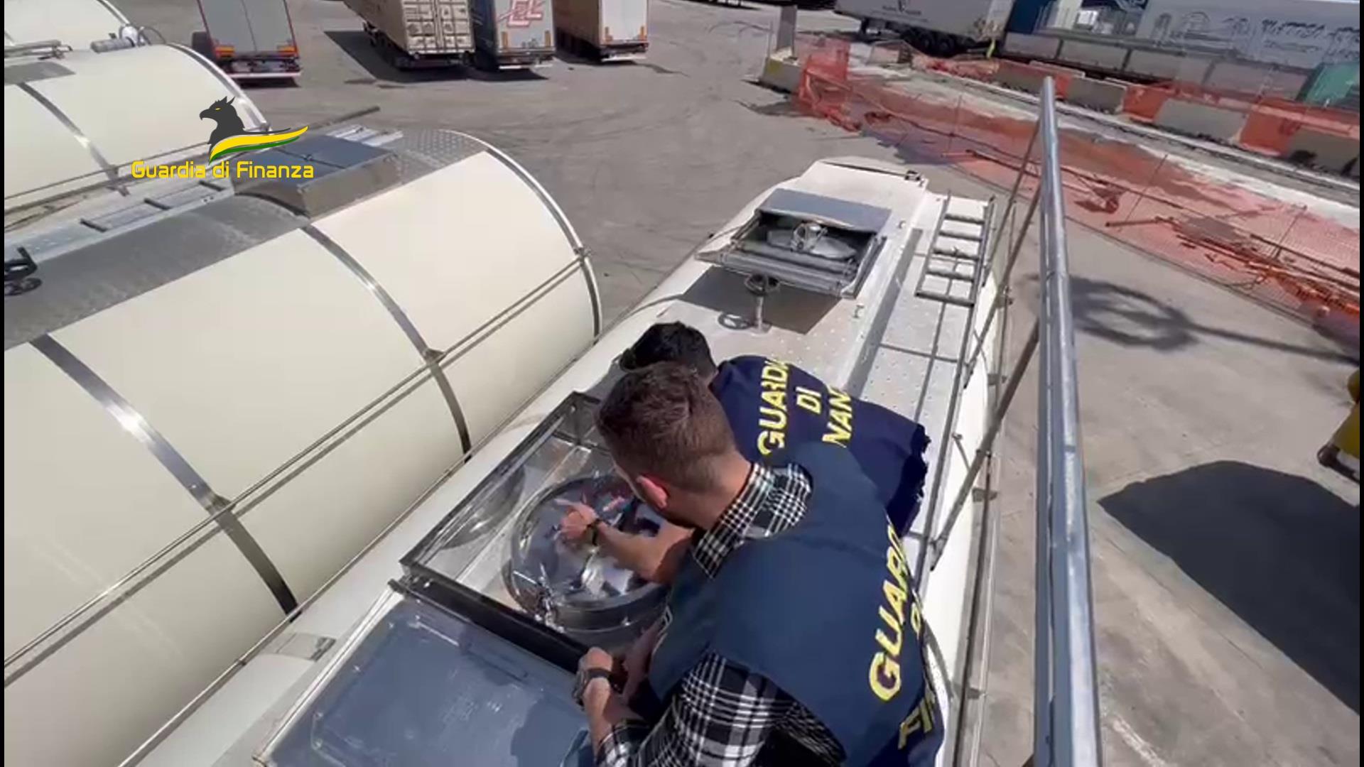 Sequestrate 30 tonnellate di olio d’oliva destinate a una società trapanese