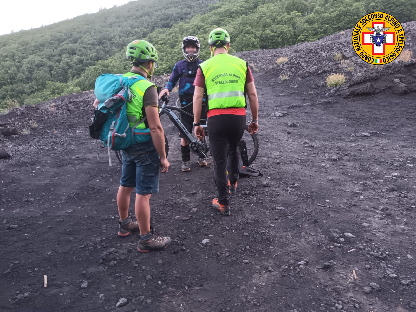 Etna, intervento di soccorso biker Valle del Bove