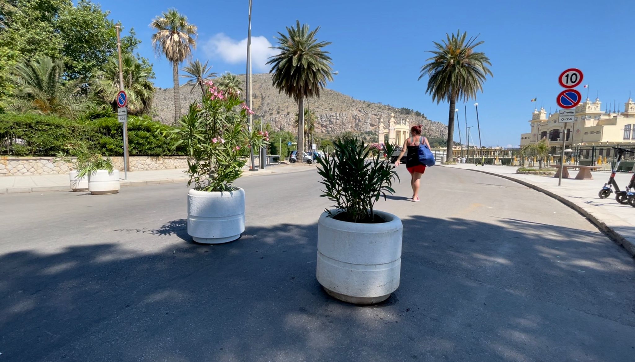 Pedonalizzazione lungomare di Mondello, collocati segnaletica e new jersey