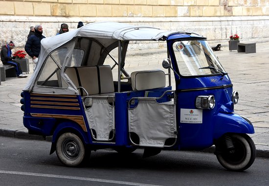 Palermo, sequestrati due ape calesse abusivi in piazza Magione