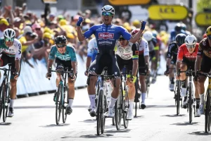 NOGARO (FRANCIA) (ITALPRESS) – Seconda vittoria consecutiva per Jasper Philipsen: il corridore belga...