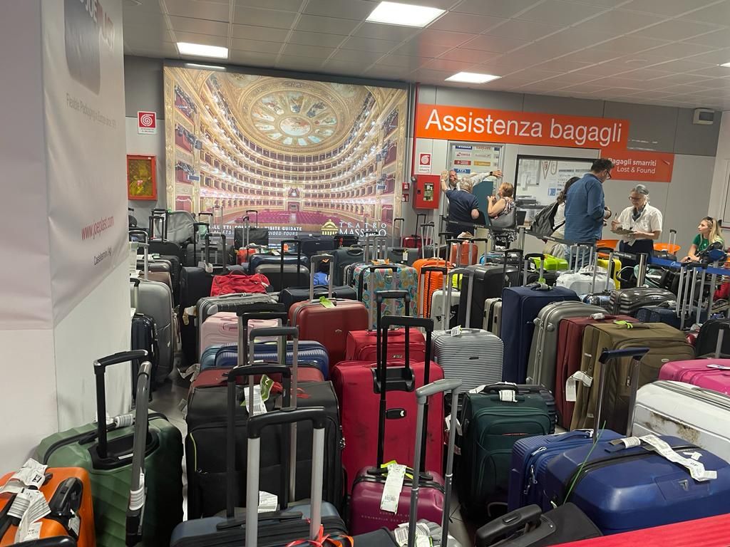 Caos all’aeroporto di Palermo, centinaia di bagagli stipati in area arrivi