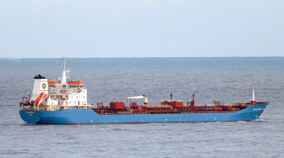 70 migranti su un barcone alla deriva salvati da un mercantile