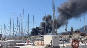 Incendio nella zona dei Cantieri navali di Palermo. Sul posto sono intervenuti i vigili del fuoco...