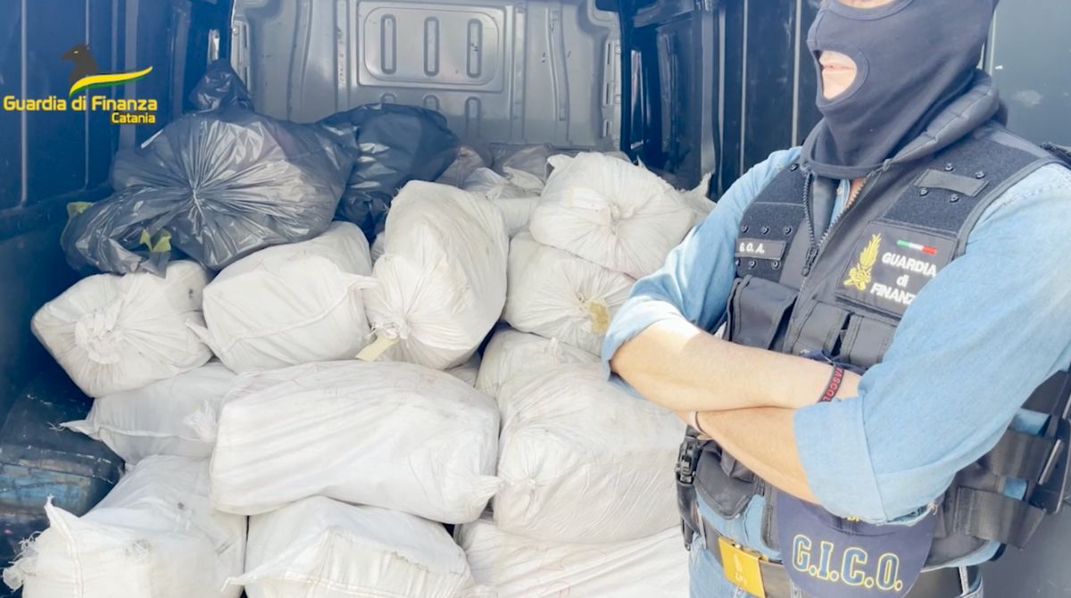 Maxi sequestro di cocaina a Catania: oltre 1.600 panetti per un peso di duemila chili