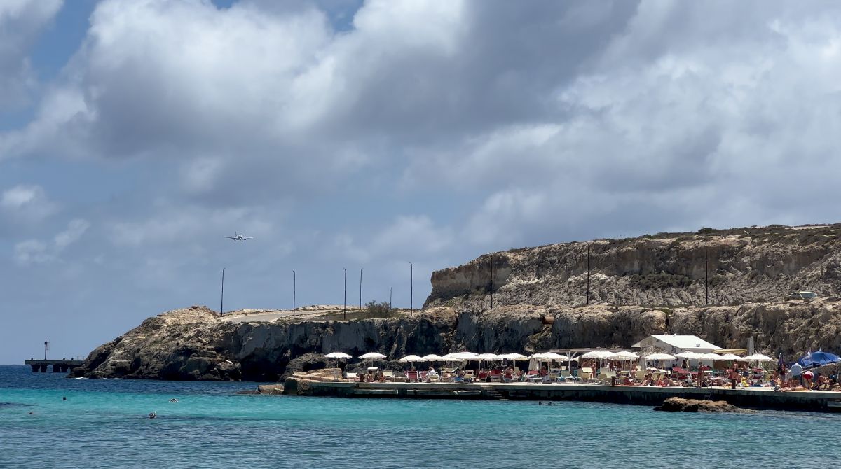 Lampedusa, cittadini allontanano uomo con tatuaggi nazifascisti dalla spiaggia