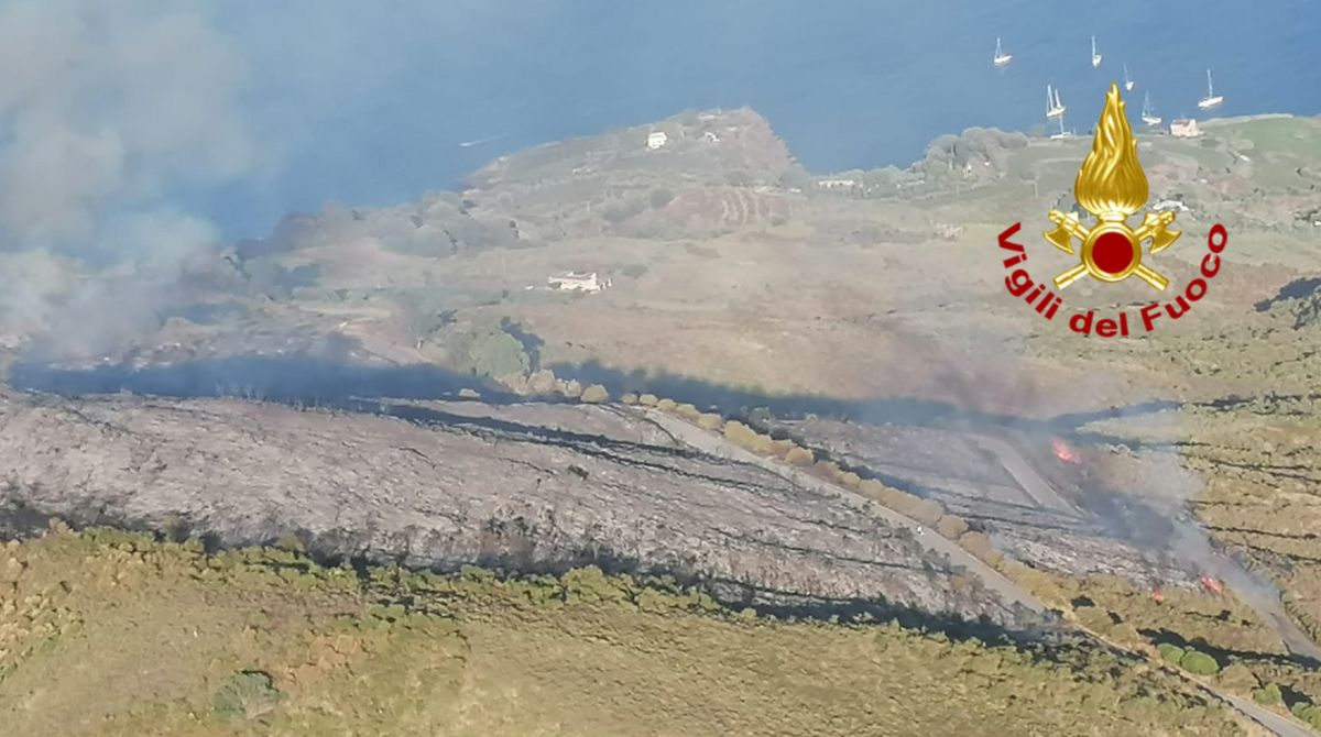 Incendio nell’Isola di Vulcano causato da un motorino che ha preso fuoco