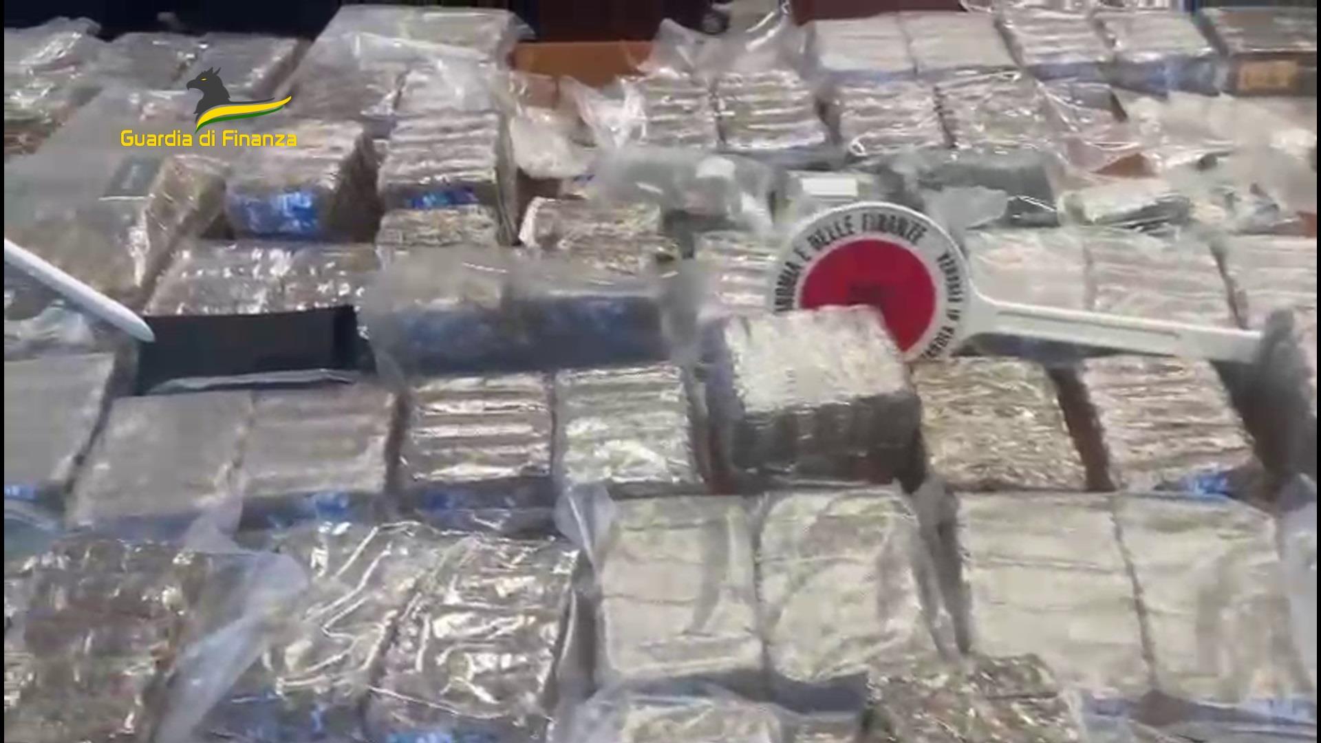 Sequestrati a Caltanissetta oltre 120 chili di droga:  12 arresti