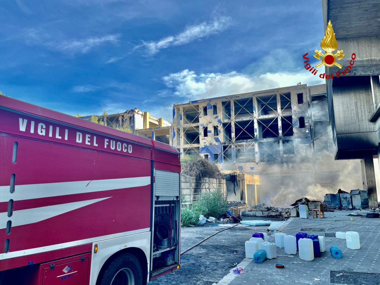 Incendio in un edificio rifugio di senzatetto a Catania