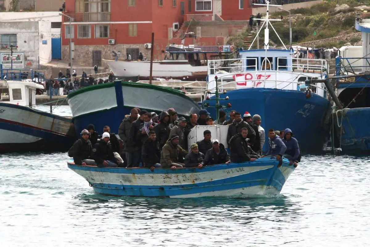 Oltre 200 migranti sbarcati nella notte a Lampedusa, 2.200 in hotspot