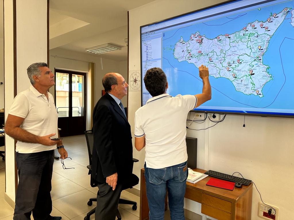 La Sicilia continua a bruciare, Schifani nella sala operativa del Corpo forestale