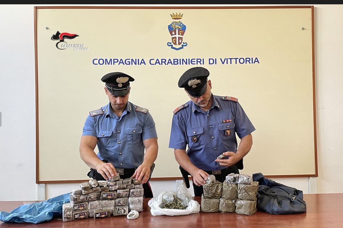 Cercano armi e trovano 17 chili di droga, 56enne arrestato nel Ragusano