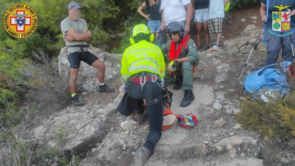 Marettimo, turista scivola e si frattura una gamba: recuperata in elicottero