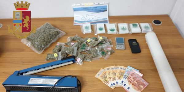 Droga nello zaino e nascosta in casa, attestati due spacciatori