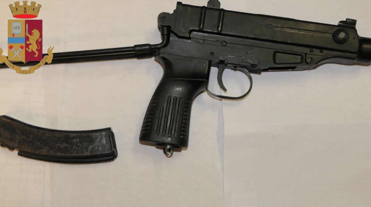 Viaggiavano armati su un’auto rubata: arrestati due catanesi