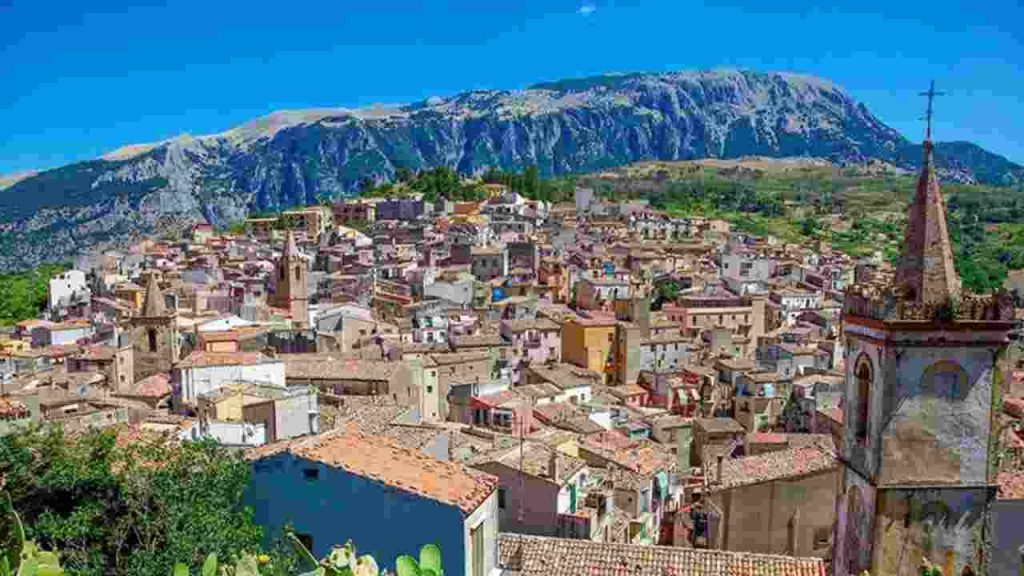 È nascosto tra i monti, conta 1500 abitanti ed è un borgo “spaziale”: la perla nascosta tra le Madonie che tutti vogliono visitare